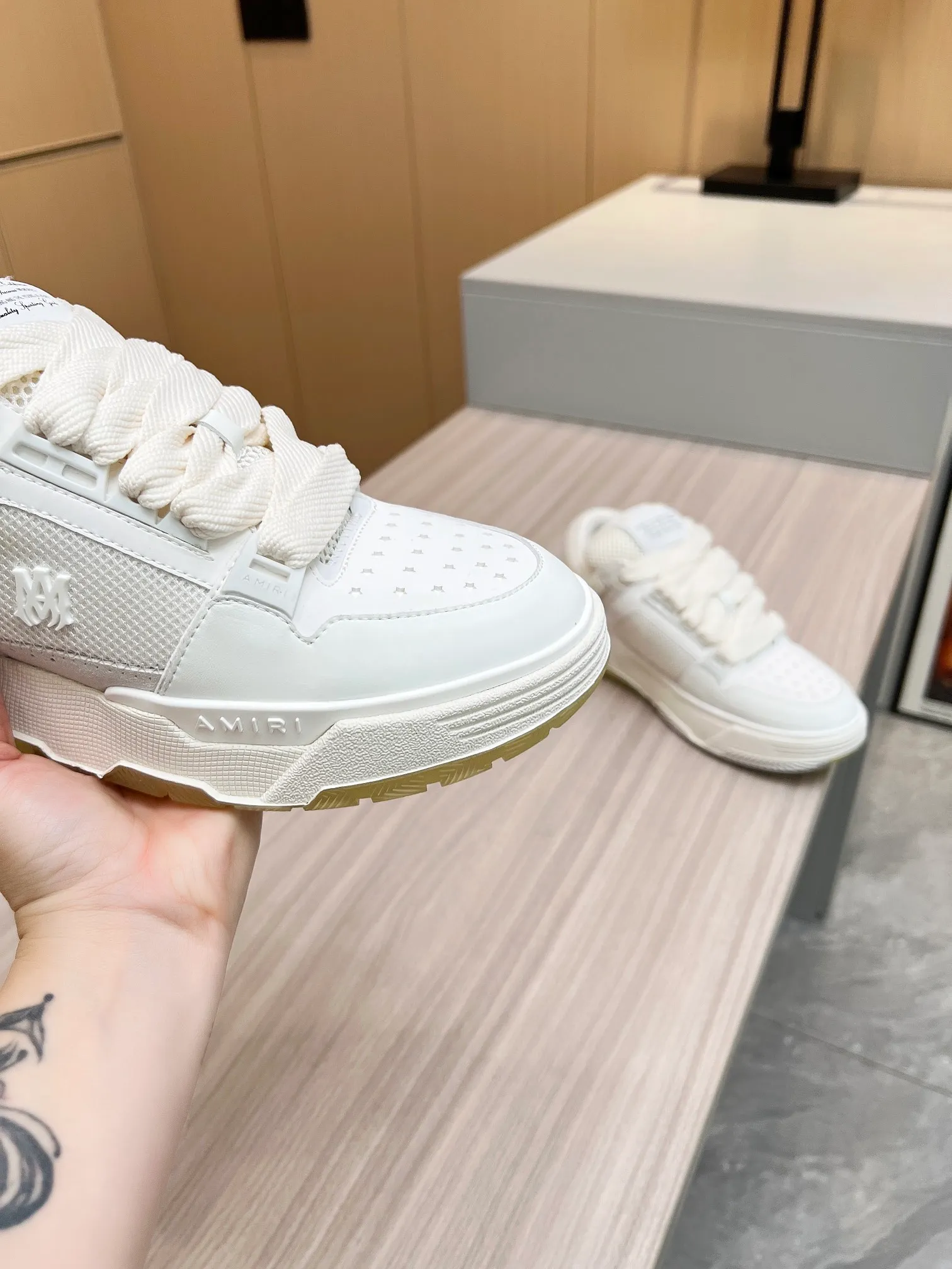 p620💰Men's shoes Amiri Emile's 2023 spring and summer new MA-1 bread shoes, couple models, casual sports shoes, sneakers Amiri gave up the rock punk style in the new season and used a large number of unsaturated colors, Morandi tones, whether you see or wear them, it will make people very happy. The large tongue of the bread shoes continues, shortens the length of the shoe body, thickens the midsole, and the toe part is more rounded. Amiri's brand letters and MA logo appear on the side of the shoe. Fabric: Original customized imported first-layer cowhide + mesh. Lining: Original customized breathable towel lining. Outsole. Foam combination material. Bottom thickness: 4CM. Size: Men's 39-45
